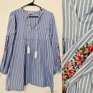 Dress with embroider floral sleeve